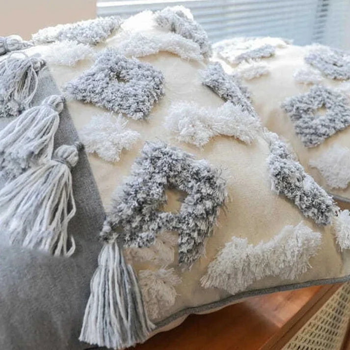 Cojín Bohemio Chic con Pompones y Motivos Grises y Blancas