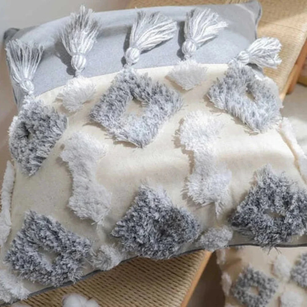 Cojín Bohemio Chic con Pompones y Motivos Grises y Blancas